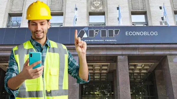Trabajador con su celular en AFIP
