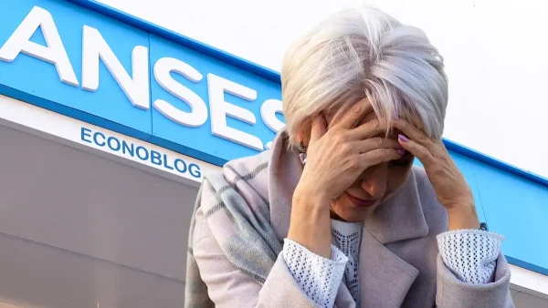 Jubilada triste frente a Anses