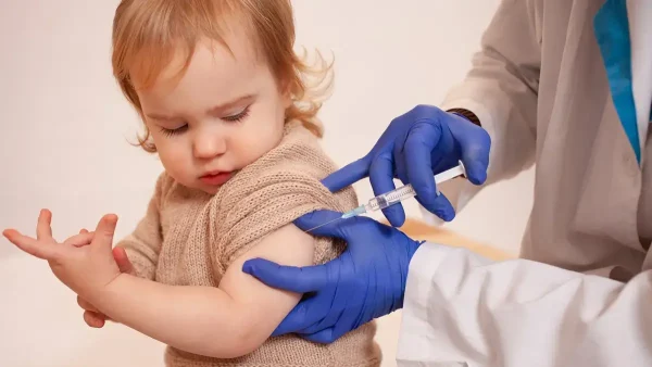 Vacunando a un niño