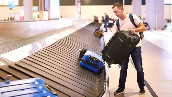 Pasajero con su valija en un aeropuerto