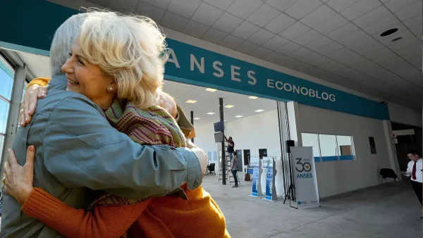 Jubilados abrazados en oficina de Anses