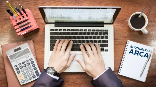 Anotador de ARCA junto a computadora