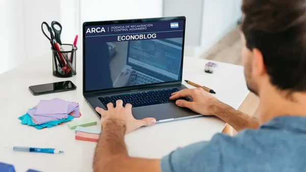 Hombre en una computadora dentro de ARCA