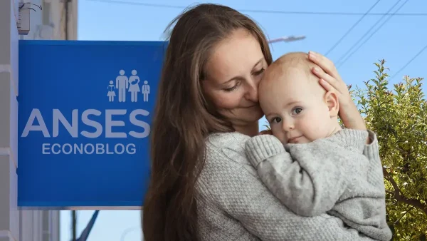 Bebé de la AUH con su madre en Anses