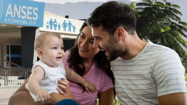 Bebé con su familia junto a cartel de Anses para AUH y SUAF