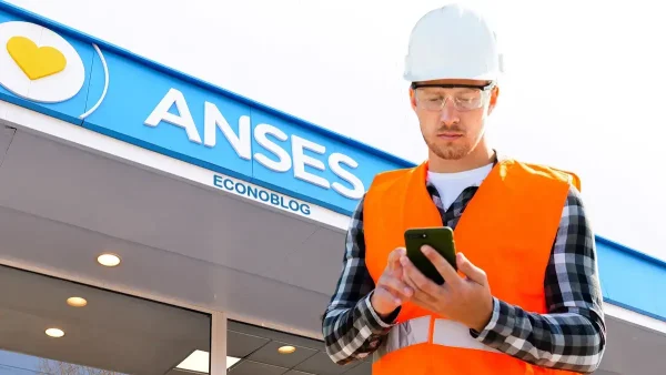 Trabajador con casco en Anses