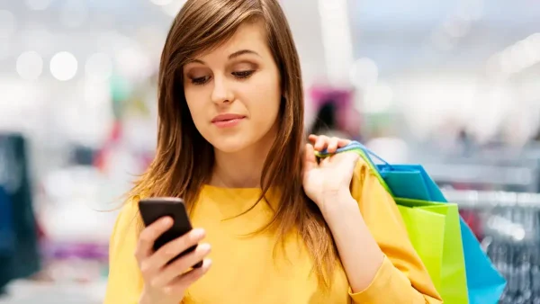 Mujer haciendo compras con su celular