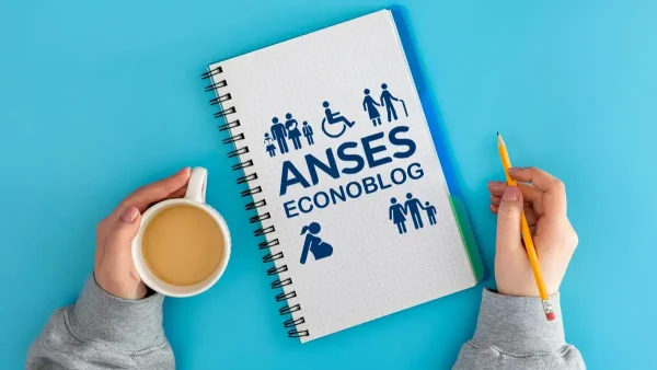 Cuaderno de Anses junto a una taza de café