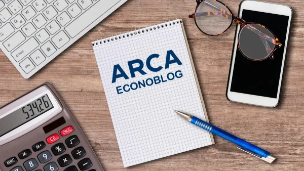 Calculadora junto a cuaderno de ARCA