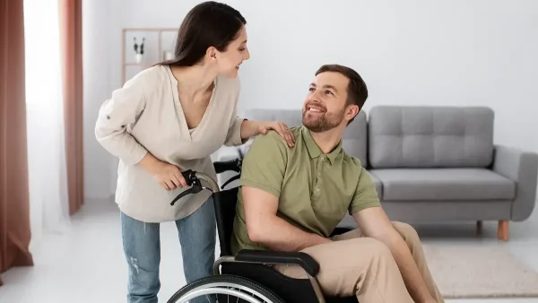 Hombre con discapacidad en silla de ruedas