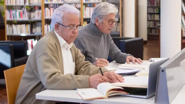 Jubilados estudiando