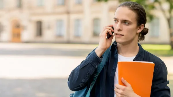 Estudiante llamando por teléfono