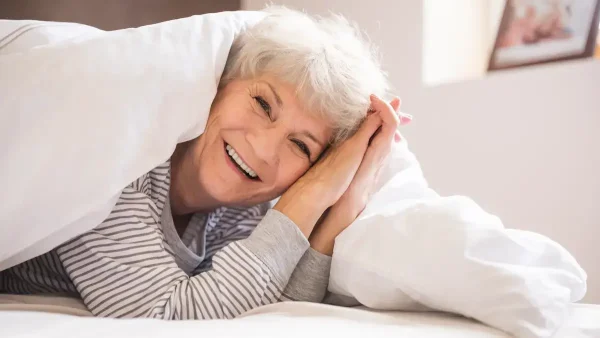 Jubilada contenta en la cama