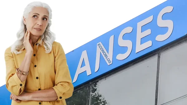 Jubilada pensando frente a Anses