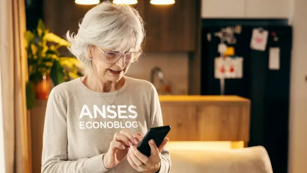 Jubilada de Anses con su celular