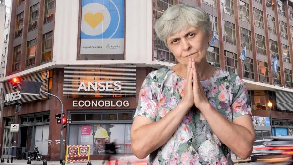 Jubilada rezando en Anses