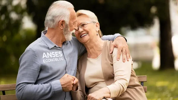 Jubilados de Anses abrazados