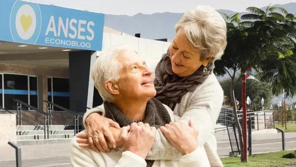 Jubilados abrazados felices en Anses