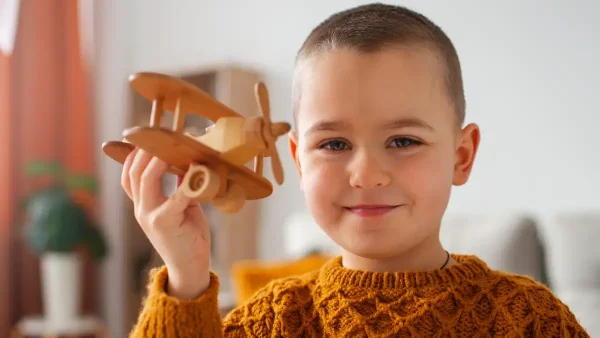 Niño con un juguete