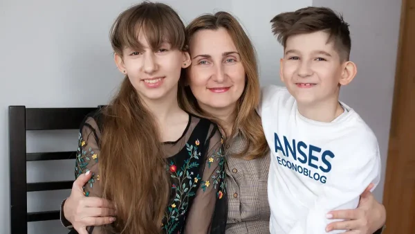 Madre con hijos y buzo de Anses