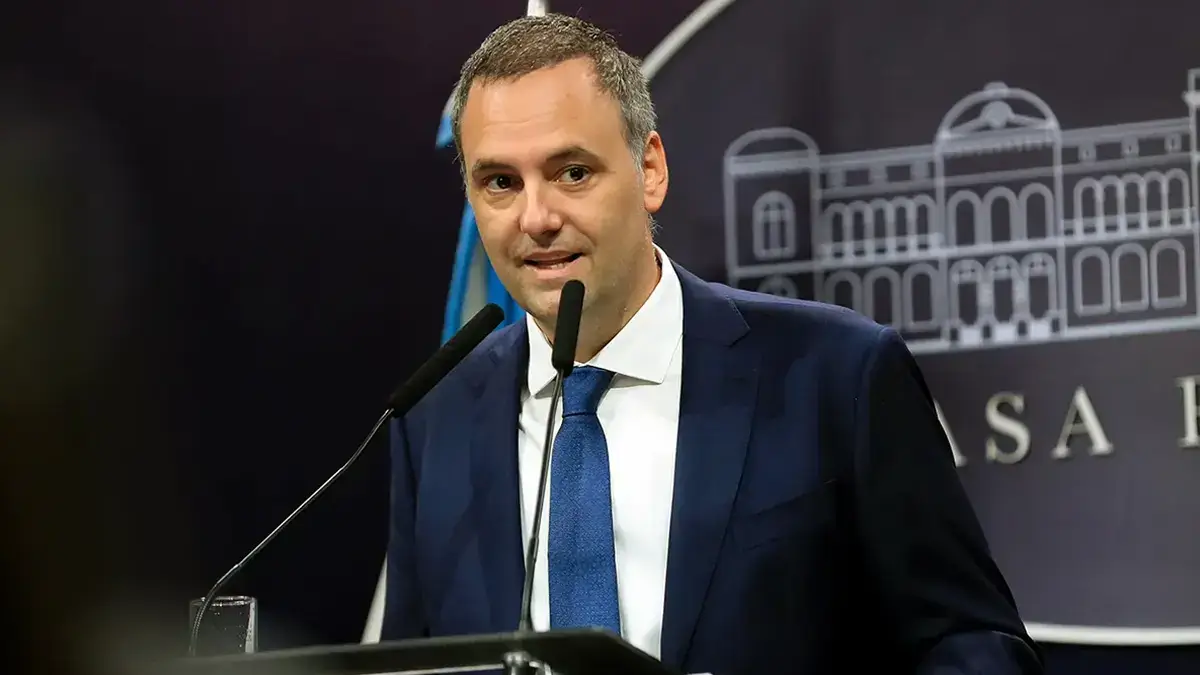 Manuel Adorni anunció eliminación del Día del Empleado Público