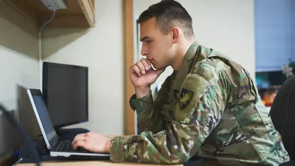 Militar en una computadora