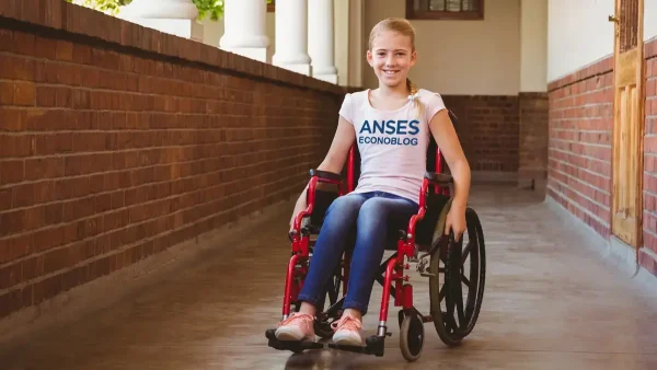 Niña en silla de ruedas con remera de Anses