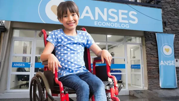 Niña beneficiaria de PNC en Anses