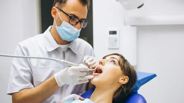 Odontólogo ateniendo a su paciente