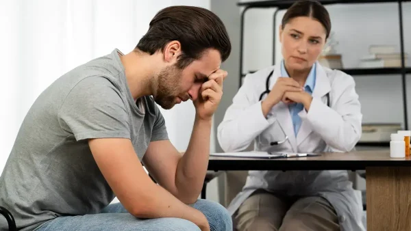 Paciente junto a su médico