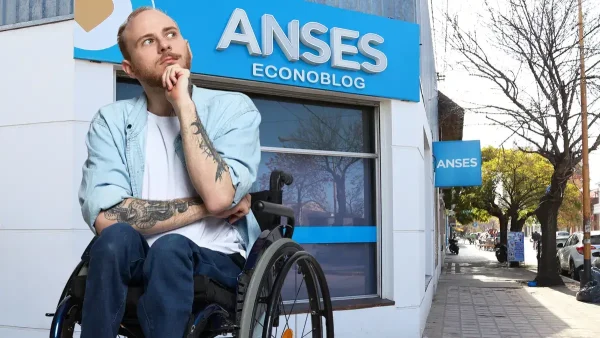 Beneficiario de PNC pensando en Anses