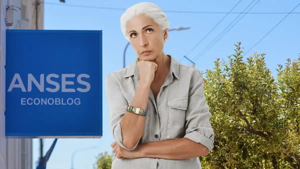 Jubilada pensando junto a cartel de Anses