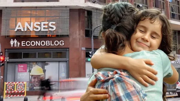 Niños del SUAF abrazados en Anses