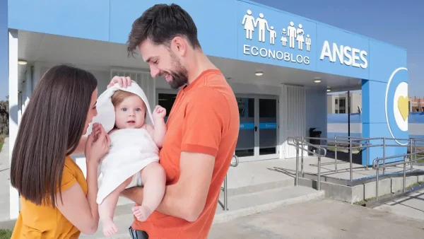 Familia con bebé en Anses con cartel de SUAF y AUH