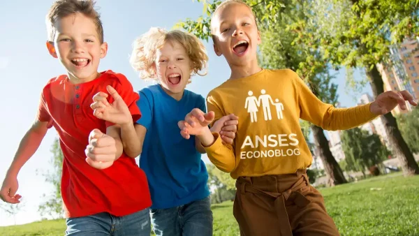 Niños del SUAF con remera de Anses