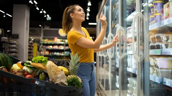 Mujer comprando en un supermercado