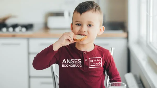 Niño de Tarjeta Alimentar con remera de Anses