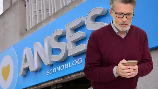 Jubilado con su celular en Anses
