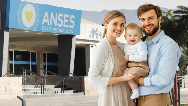 Familia de la AUH con su bebé en Anses