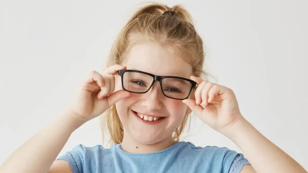 Niña con anteojos nuevos