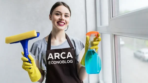 Empleada doméstica con delantal de ARCA
