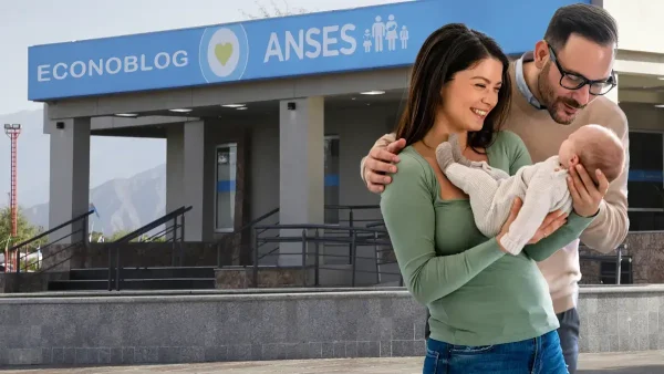Familia de la AUH con su bebé frente a Anses