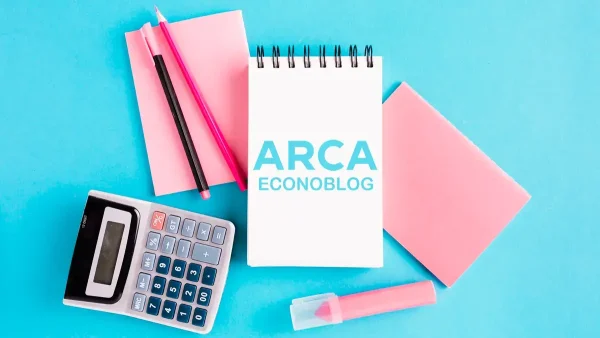 Cuaderno de ARCA junto a calculadora