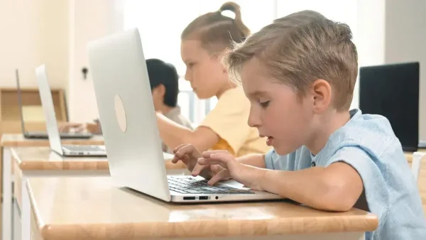 Estudiantes usando computadoras