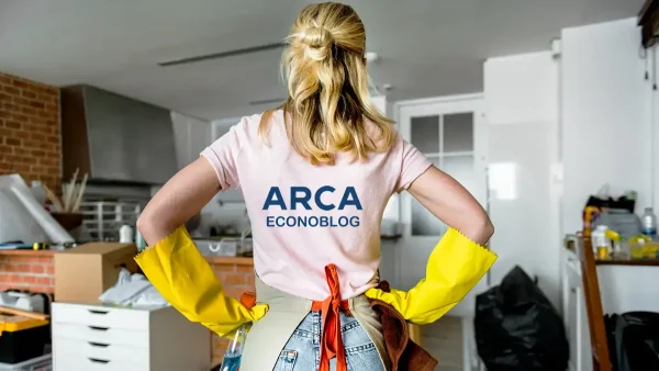 Empleada doméstica con remera de ARCA