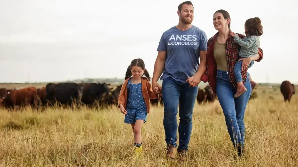 Familia rural con remera de Anses
