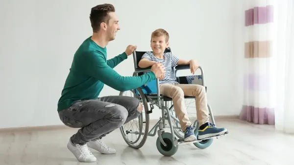 Padre con su hijo con discapacidad