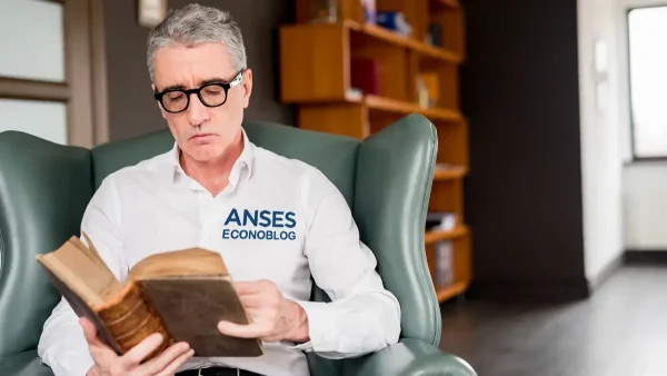 Jubilado de Anses leyendo un libro