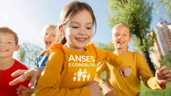 Niños jugando con remera de Anses para AUH