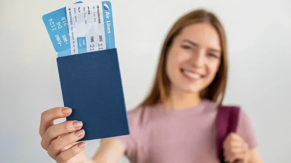 Pasajera con su pasaporte